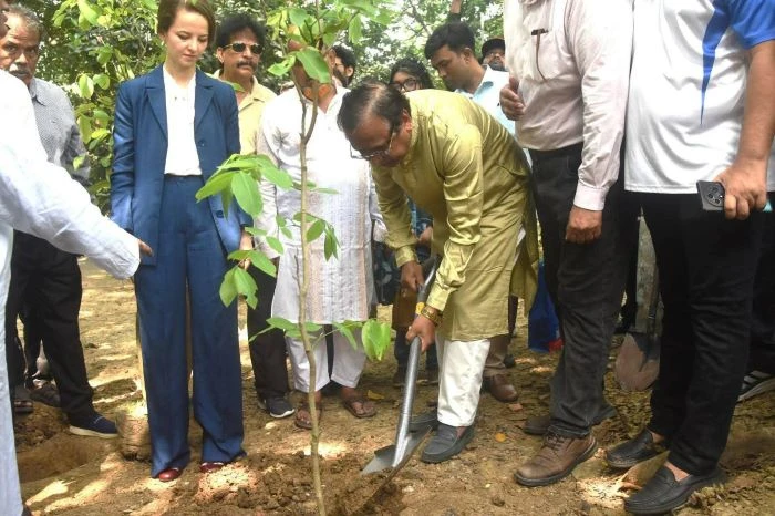 রুশ বিপ্লবের বীর শহীদদের স্মরণে ঢাকা দক্ষিণ সিটি কর্পোরেশন ও ঢাকাস্থ রুশ হাউসের বৃক্ষরোপণ কর্মসূচি
